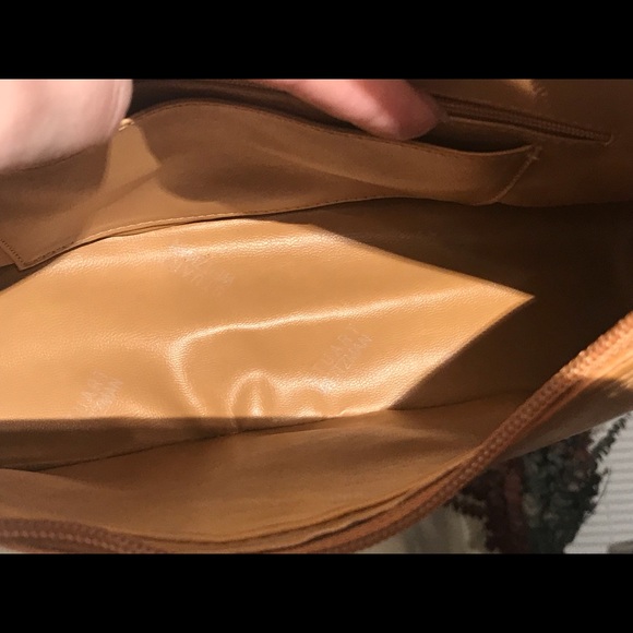 Stuart Weitzman Tan Patent Leather Shoulder Bag - Picture 5 of 6